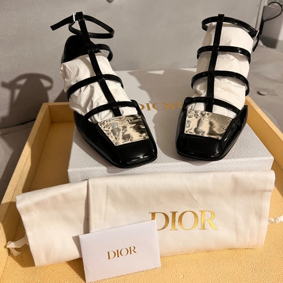 Prada - Picture 3 of 3